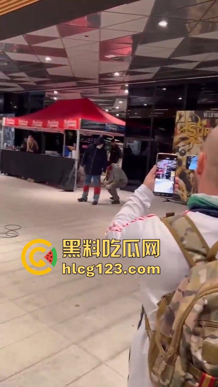 西班牙会展惊现火男!大玩行为艺术竟欲火焚身,警察都以为是极端分子!-1