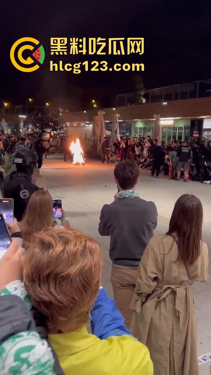 西班牙会展惊现火男!大玩行为艺术竟欲火焚身,警察都以为是极端分子!-2