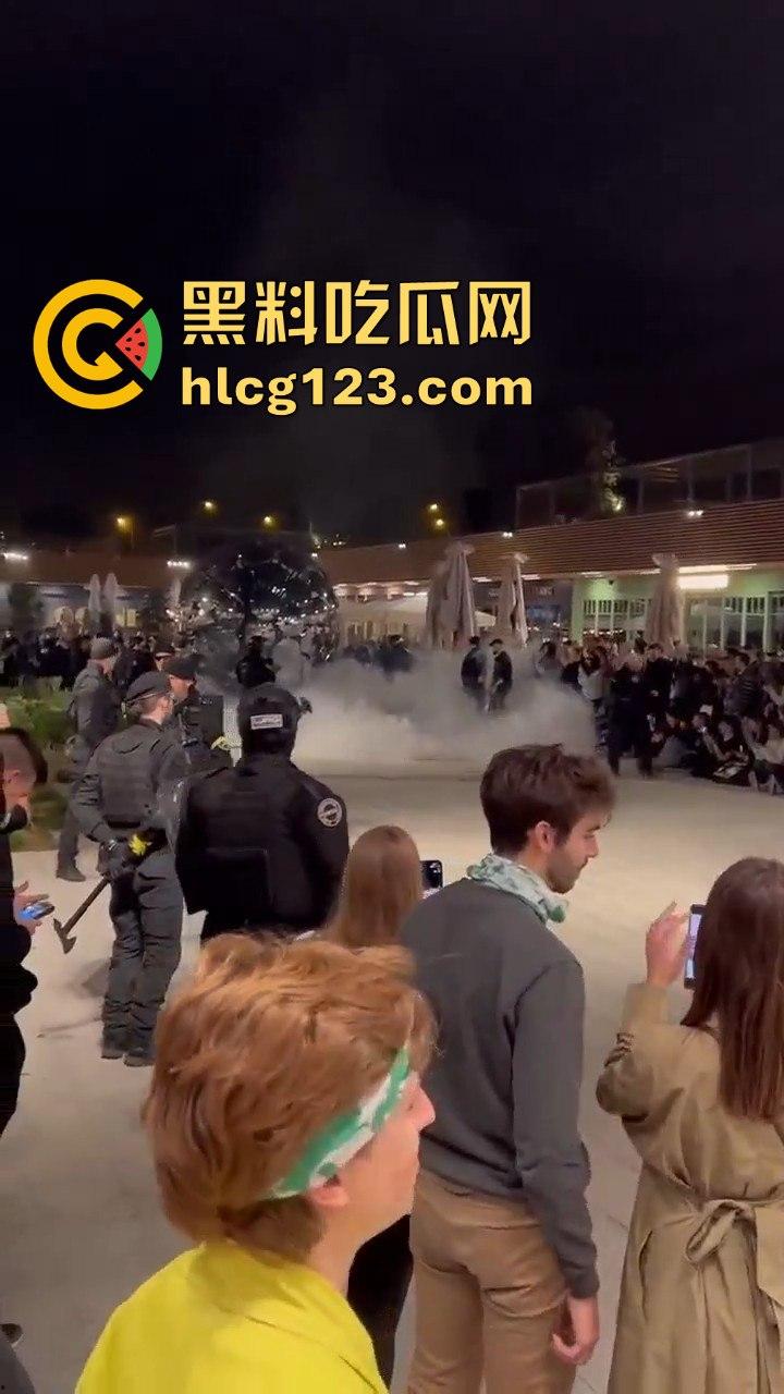 西班牙会展惊现火男!大玩行为艺术竟欲火焚身,警察都以为是极端分子!-4