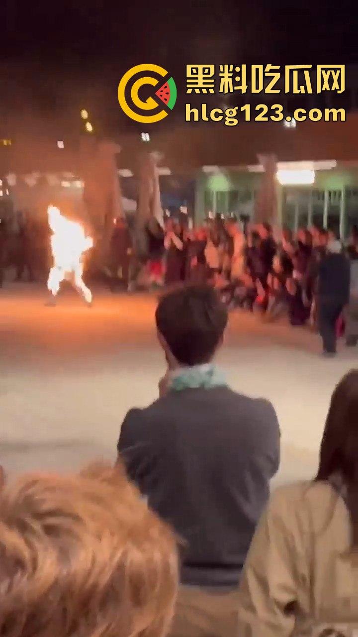 西班牙会展惊现火男!大玩行为艺术竟欲火焚身,警察都以为是极端分子!-5
