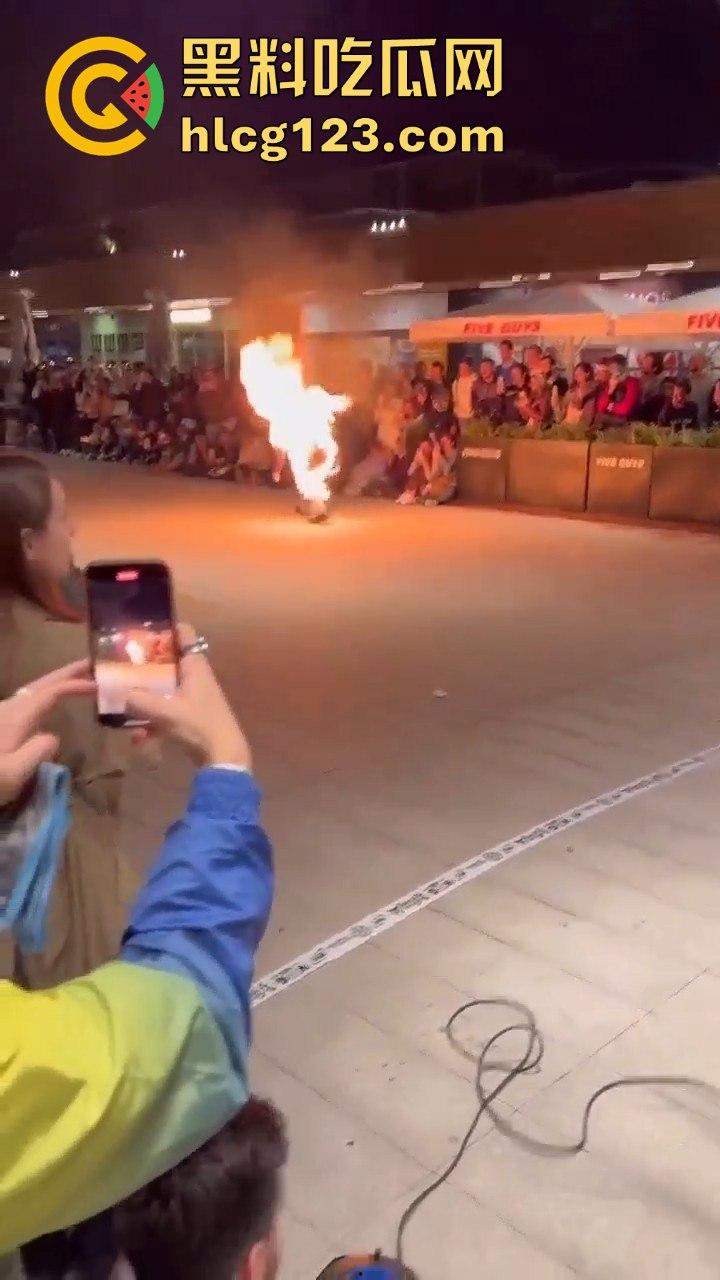 西班牙会展惊现火男!大玩行为艺术竟欲火焚身,警察都以为是极端分子!-6