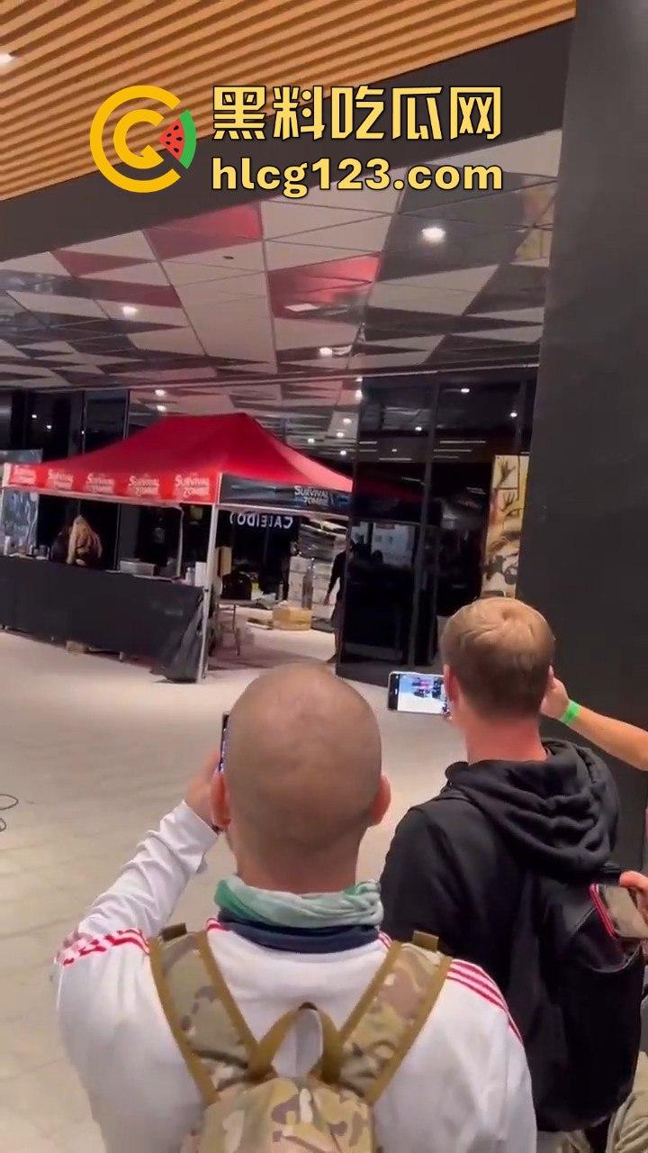 西班牙会展惊现火男!大玩行为艺术竟欲火焚身,警察都以为是极端分子!-7