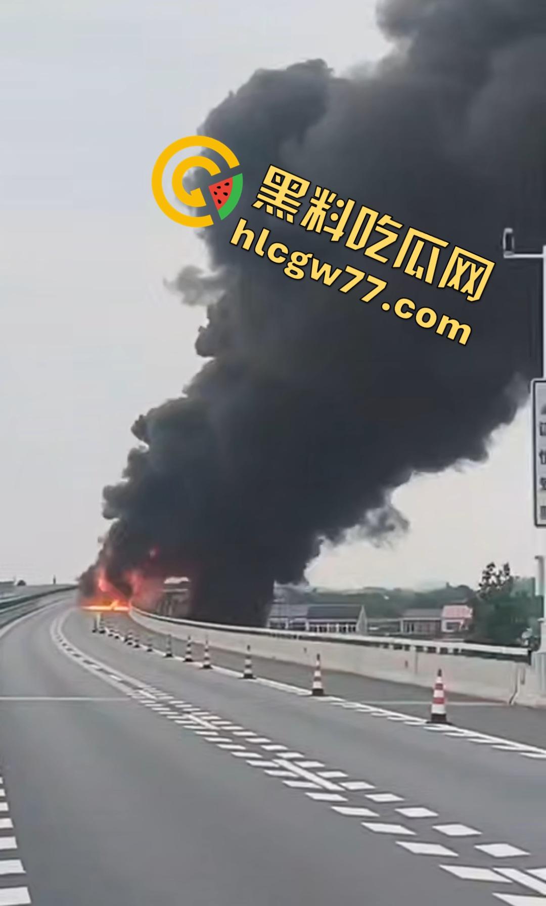 合肥德上高速丰乐河大车因小鸟撞爆油箱可疑引火，司机和消防员被炸飞牺牲！-3