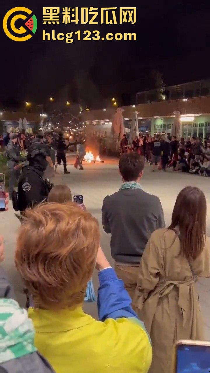 西班牙会展惊现火男!大玩行为艺术竟欲火焚身,警察都以为是极端分子!-10