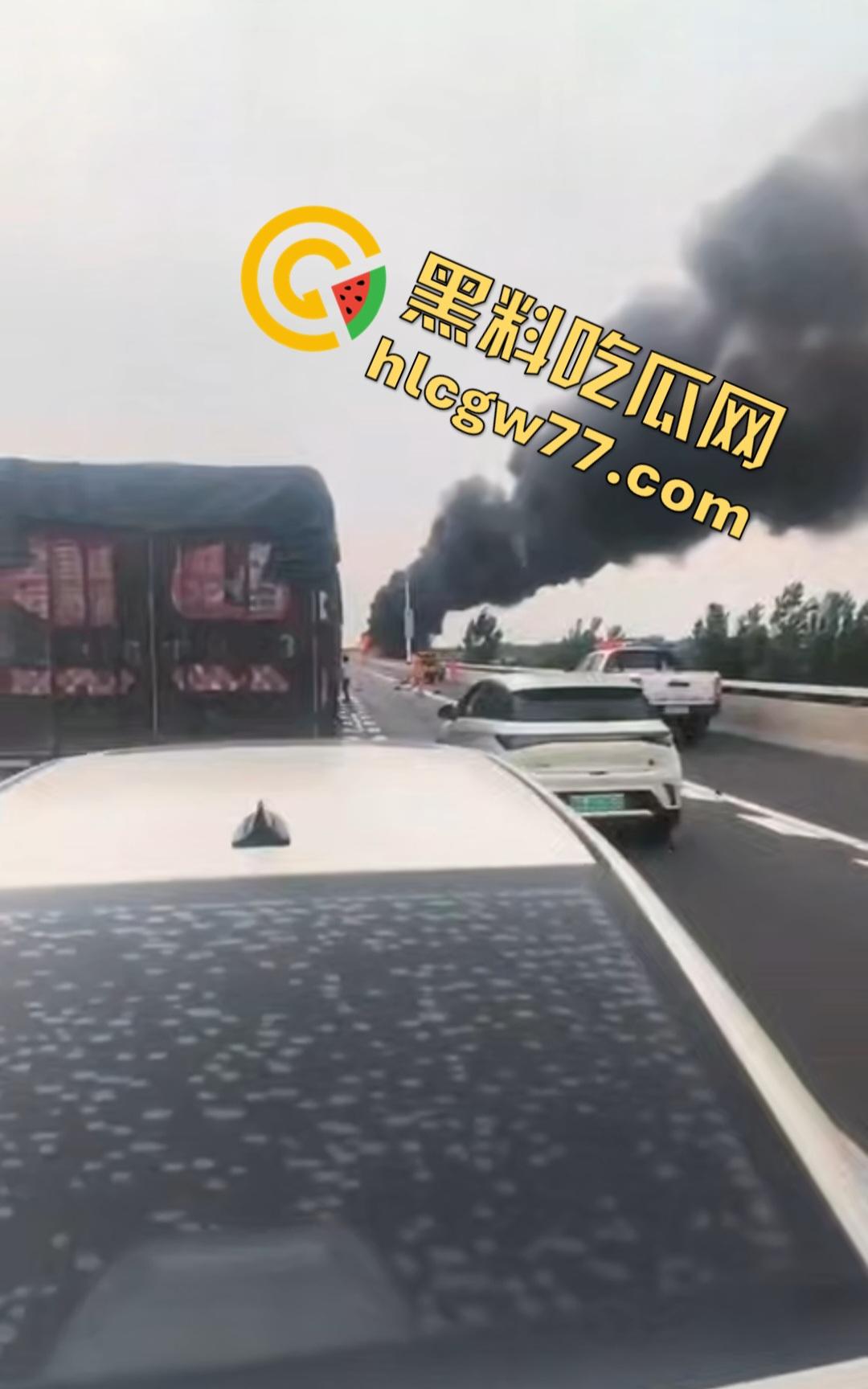 合肥德上高速丰乐河大车因小鸟撞爆油箱可疑引火，司机和消防员被炸飞牺牲！-4