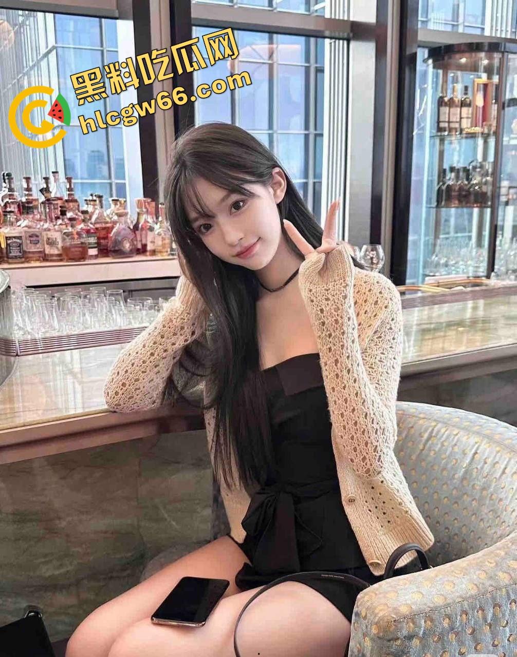 露出会上瘾,一次沦陷百次失控,地铁超市停车场全是她逼洞露出的战场,越拍越浪,逼水淹疯全场!-1