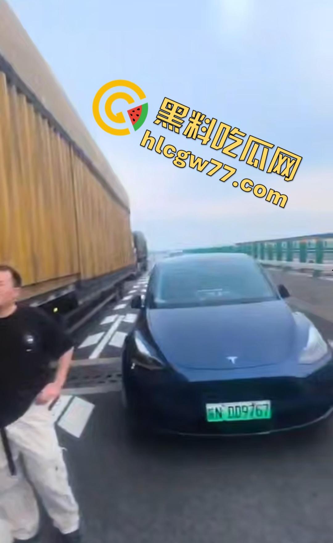 合肥德上高速丰乐河大车因小鸟撞爆油箱可疑引火，司机和消防员被炸飞牺牲！-7