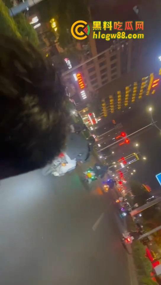 揭阳下架山精神小伙打架砸车，不讲武德鬼火摩托青龙刀操场开干，战地记者全程录炫耀！-3