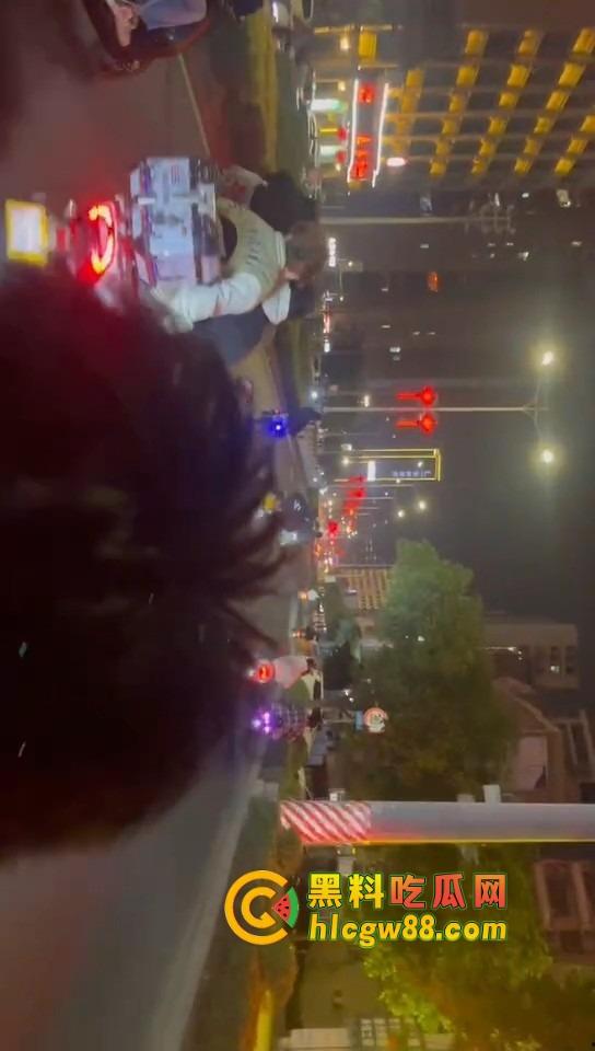 揭阳下架山精神小伙打架砸车，不讲武德鬼火摩托青龙刀操场开干，战地记者全程录炫耀！-4