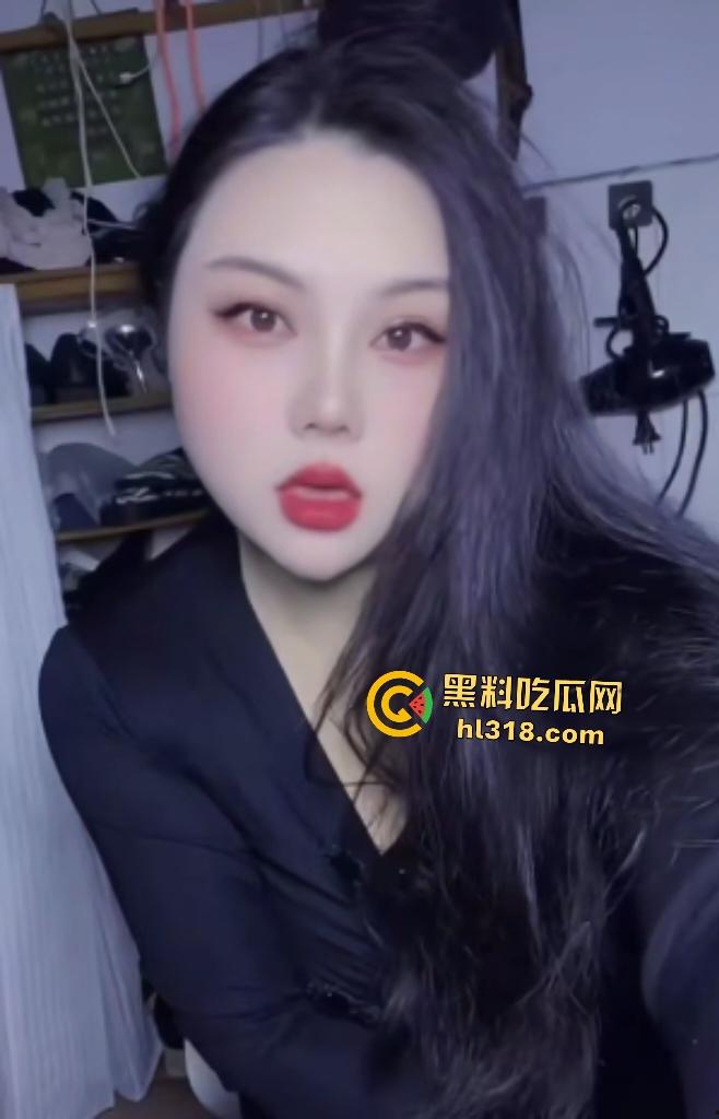 BBW博主【魅兰】大奶人妻裸舞炸裂！开档黑丝巨臀怼镜，屁眼夹钻还没操就淫液狂流！-1
