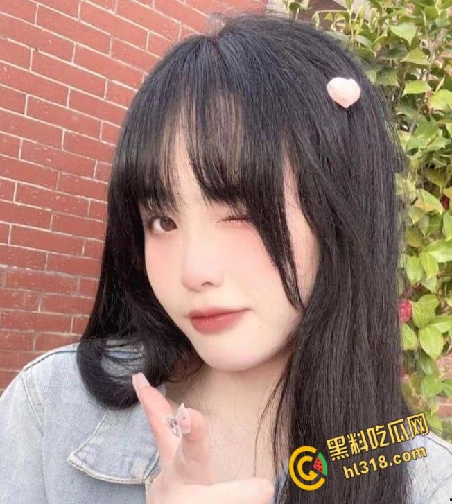 贵州桌游店嫩妹【郑洛芸】,穷人的女神富人的玩具,被富二代调教成母狗,狗趴鞭策舔脚随便玩 !-1