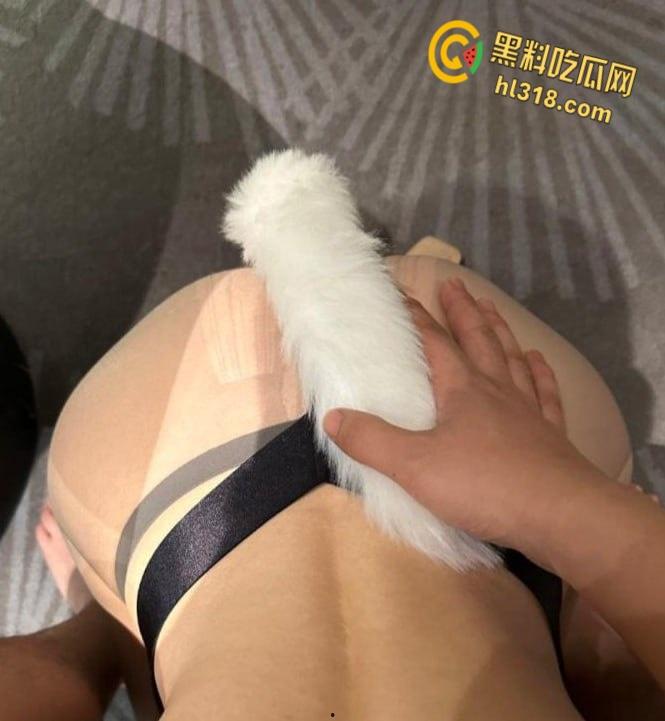 贵州桌游店嫩妹【郑洛芸】,穷人的女神富人的玩具,被富二代调教成母狗,狗趴鞭策舔脚随便玩 !-6