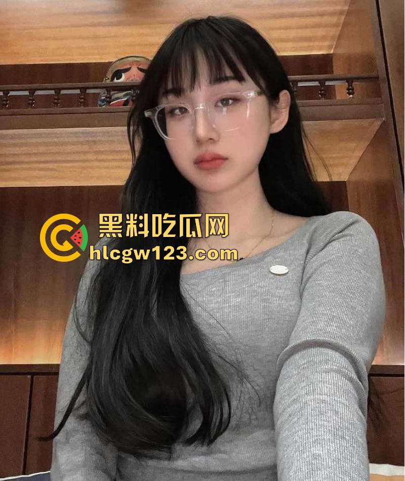 留学生圈又爆大瓜了！英国美女留学生【范黎】酒店3P视频流出 绿帽老公携手单男共玩骚妻 前后夹击无套内射！-2