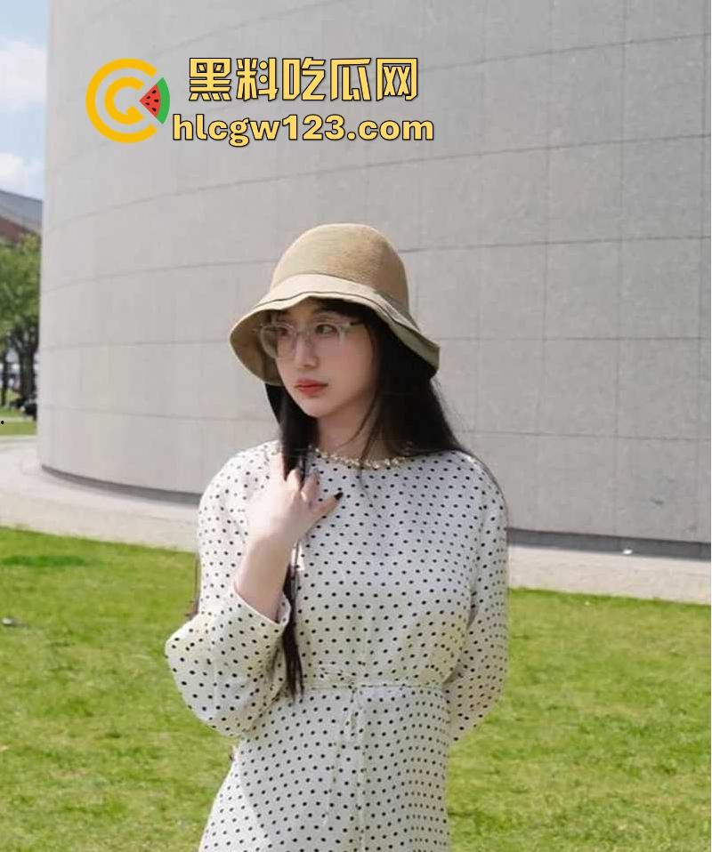 留学生圈又爆大瓜了！英国美女留学生【范黎】酒店3P视频流出 绿帽老公携手单男共玩骚妻 前后夹击无套内射！-4