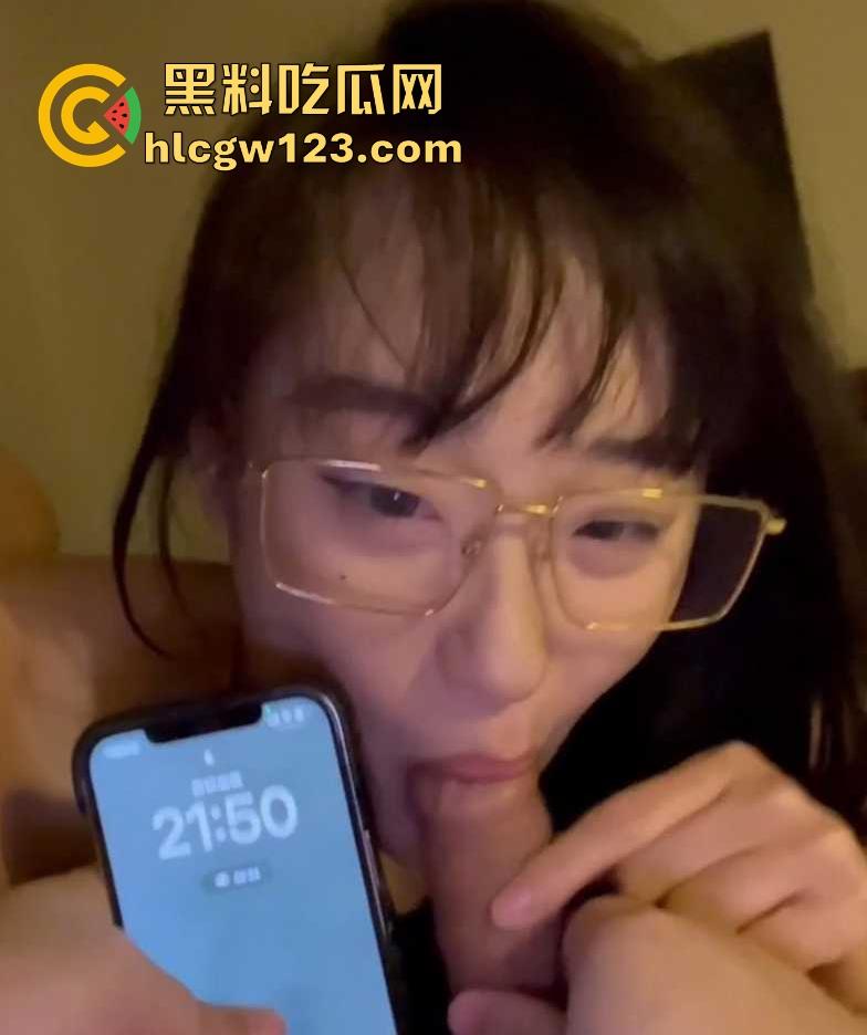 留学生圈又爆大瓜了！英国美女留学生【范黎】酒店3P视频流出 绿帽老公携手单男共玩骚妻 前后夹击无套内射！-8