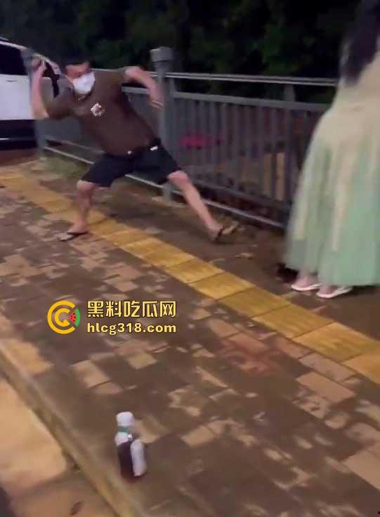 低俗直播PK惩罚,女主播输了被男助手的用皮带疯狂抽打屁股,感觉连吃奶的劲都使出来了,看着都疼!-5