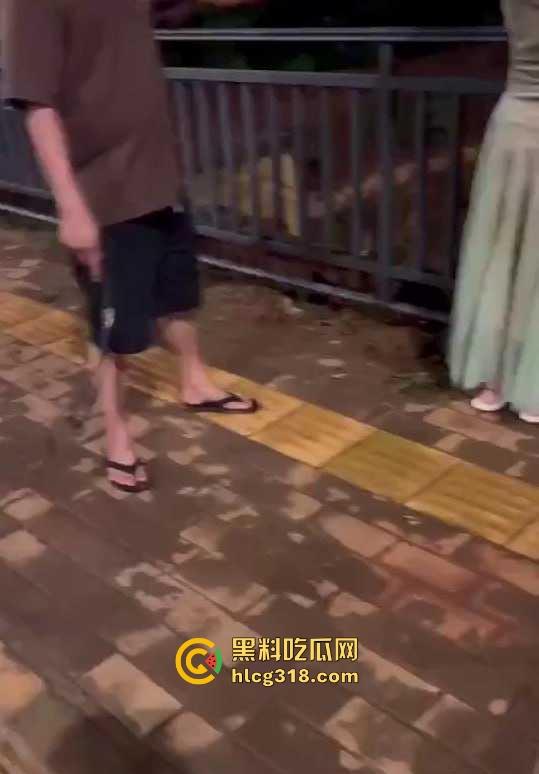 低俗直播PK惩罚,女主播输了被男助手的用皮带疯狂抽打屁股,感觉连吃奶的劲都使出来了,看着都疼!-7