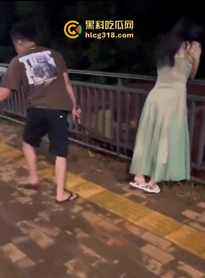 低俗直播PK惩罚,女主播输了被男助手的用皮带疯狂抽打屁股,感觉连吃奶的劲都使出来了,看着都疼!-9