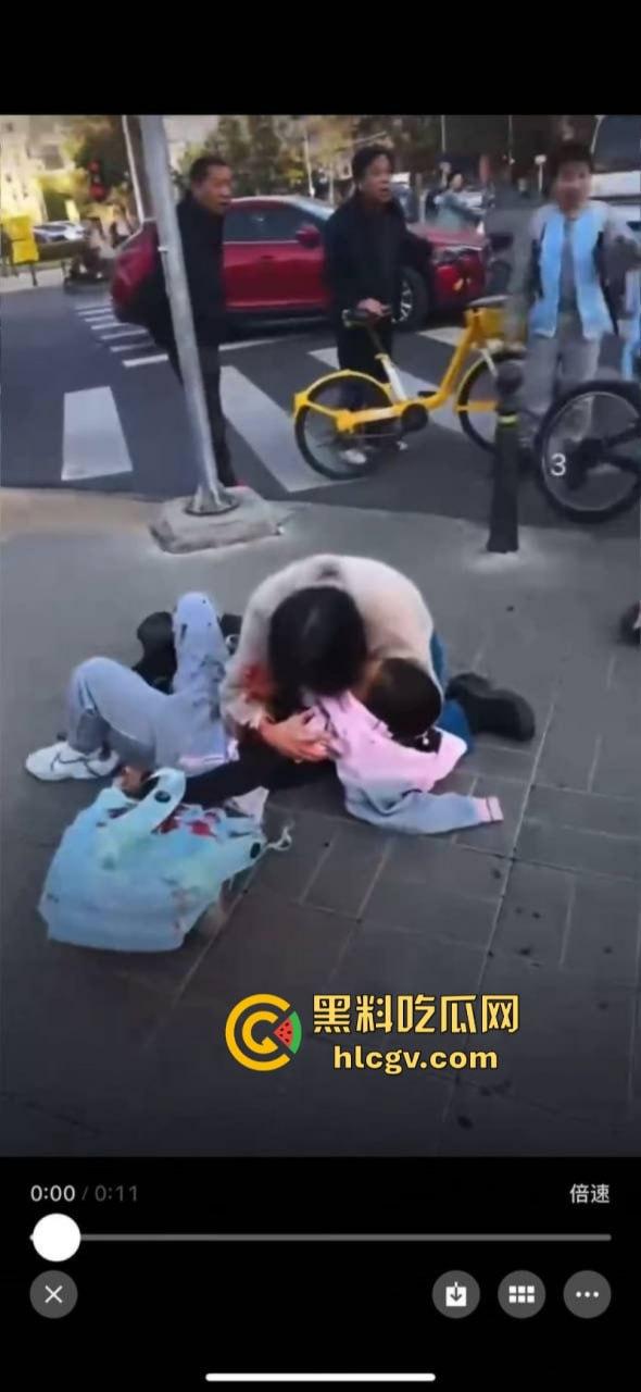 没人性！北京海淀区男子当街砍人报复社会 专挑孩子下手 现场血腥惨烈视频曝光-7