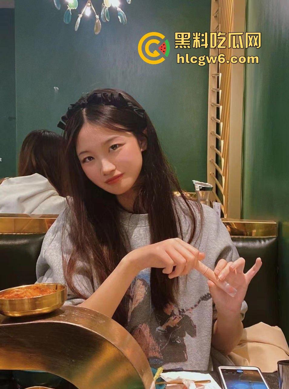 广州大学大二学生【黎曼曼】约炮做爱视频遭到曝光，长相清纯 小穴很嫩 水多！-4