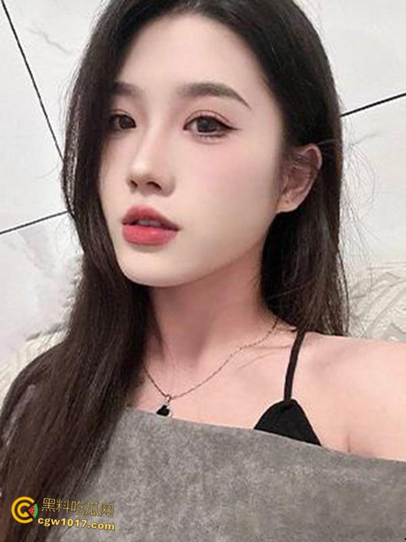 高颜值台球助教【李宇萱】，私下约炮金主被3p调教，情趣短裙包裹娇躯，樱桃小嘴猛吸大屌，后入猛操极品翘臀！-2