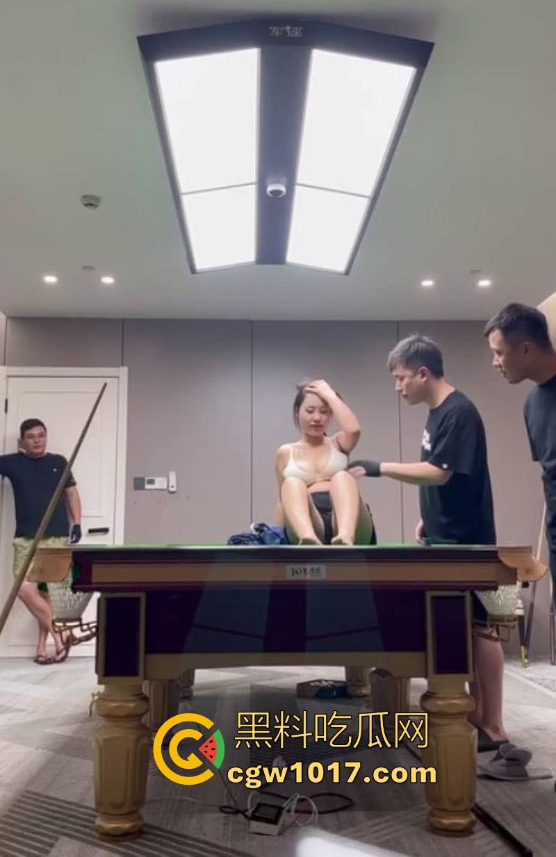 江苏东台名爵台球厅神级活动!与一杆清台送巨乳母狗陪睡,台球宝贝口交爆操,表面是正规台球厅实际就是大型卖淫场所!-6