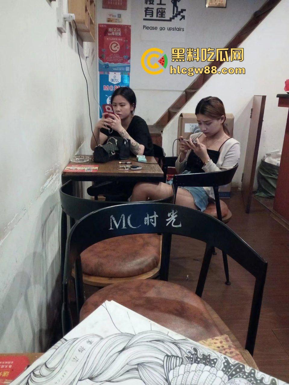 广西小混混精神小伙调教开发职高妹，三五成群在房间内胁迫强奸，只能乖乖听话任由玩弄！-1