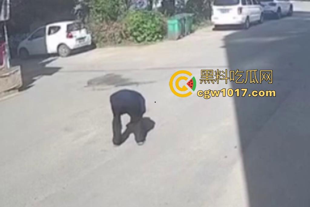 街头老大爷走路突然摇晃,长腿美女出手相扶,大爷瞬间全身梆硬冲天,美女成救命神药,这比春药还牛逼啊!-1