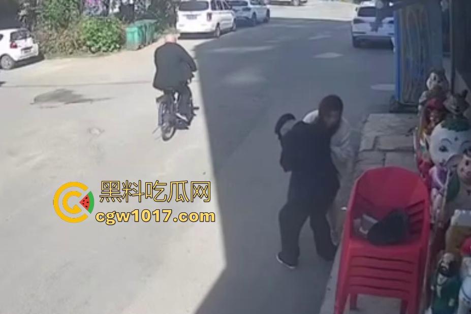 街头老大爷走路突然摇晃,长腿美女出手相扶,大爷瞬间全身梆硬冲天,美女成救命神药,这比春药还牛逼啊!-4