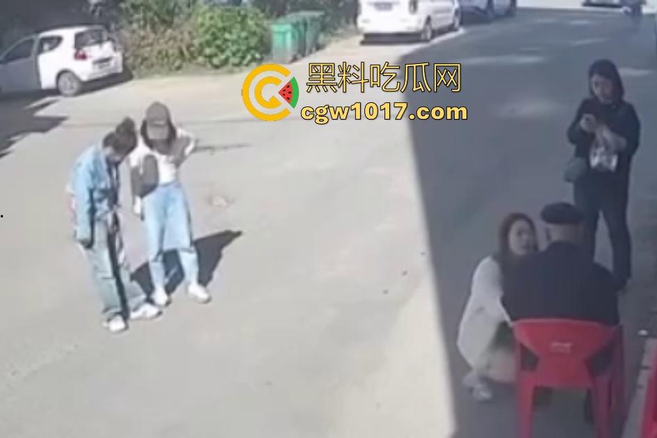 街头老大爷走路突然摇晃,长腿美女出手相扶,大爷瞬间全身梆硬冲天,美女成救命神药,这比春药还牛逼啊!-8